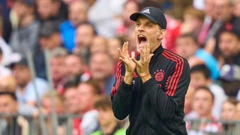 FC-Bayern-Trainer Thomas Tuchel steht schreiend im Stadion