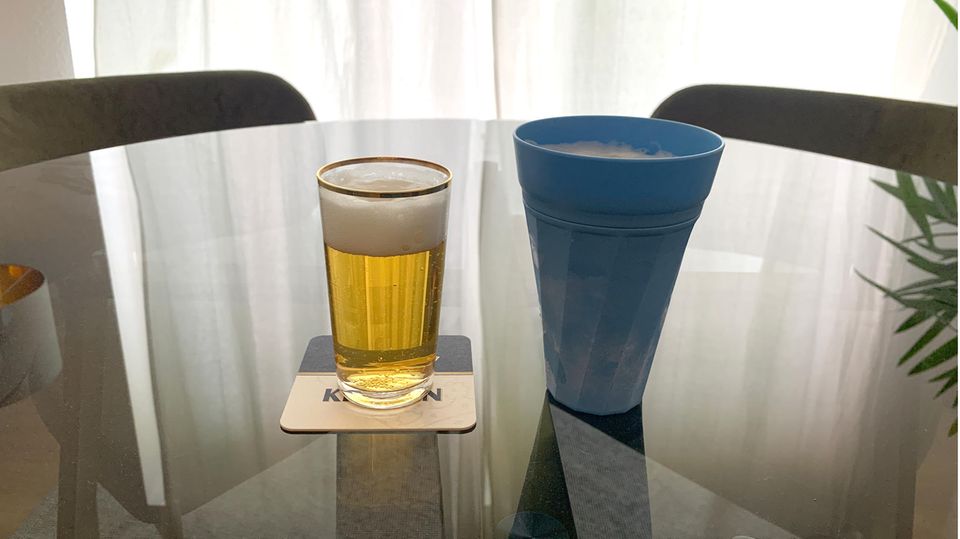 Frats aus DHDL: Der Frats-Becher steht neben einem Stößchen