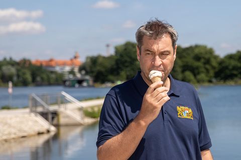 Bayerns Ministerpräsident Markus Söder (CSU) gönnt sich am 30. Juli 2021 ein Eis
