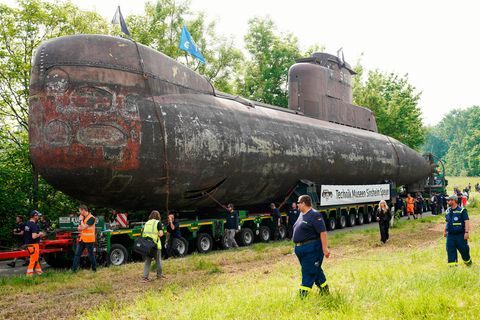 Speyer: Ein 48 Meter langes U-Boot vom Typ U17 wird auf der Straße von Lastwagen ins Technik-Museum Speyer transportiert.