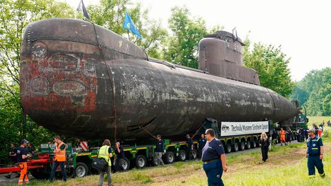 Speyer: Ein 48 Meter langes U-Boot vom Typ U17 wird auf der Straße von Lastwagen ins Technik-Museum Speyer transportiert.