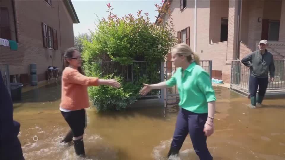 Video: Überschwemmungen: Meloni besucht Katastrophengebiet in Italien