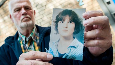 Der im vergangenen Jahr verstorbene Hans von Möhlmann zeigt 2015 ein Bild seiner ermordeten Tochter Frederike