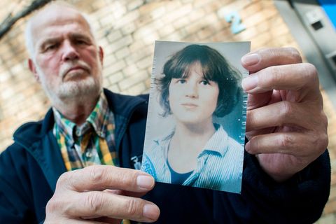 Der im vergangenen Jahr verstorbene Hans von Möhlmann zeigt 2015 ein Bild seiner ermordeten Tochter Frederike