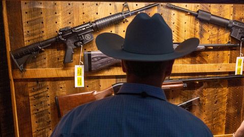 Ein Mann begutachtet Waffen bei einer Show der Waffenlobby NRA. Für viele Amerikaner gehören Waffen zum Kulturgut