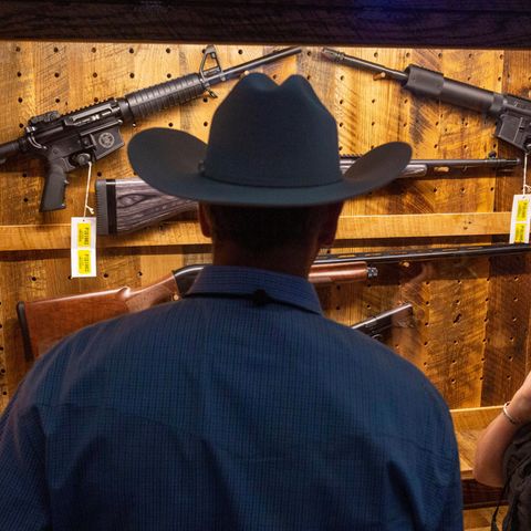 Ein Mann begutachtet Waffen bei einer Show der Waffenlobby NRA. Für viele Amerikaner gehören Waffen zum Kulturgut
