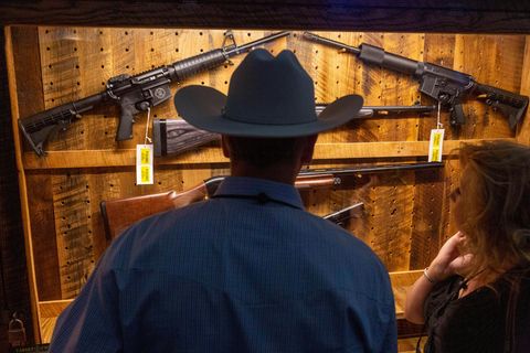 Ein Mann begutachtet Waffen bei einer Show der Waffenlobby NRA. Für viele Amerikaner gehören Waffen zum Kulturgut