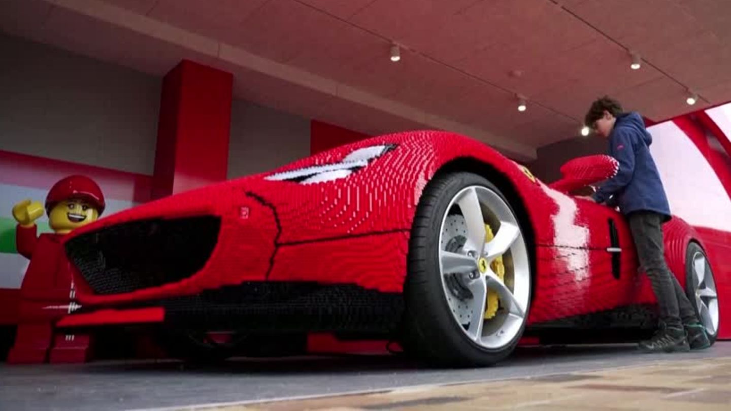 “Lifelike Ferrari Replica Made of Lego Amazes Visitors at Legoland”