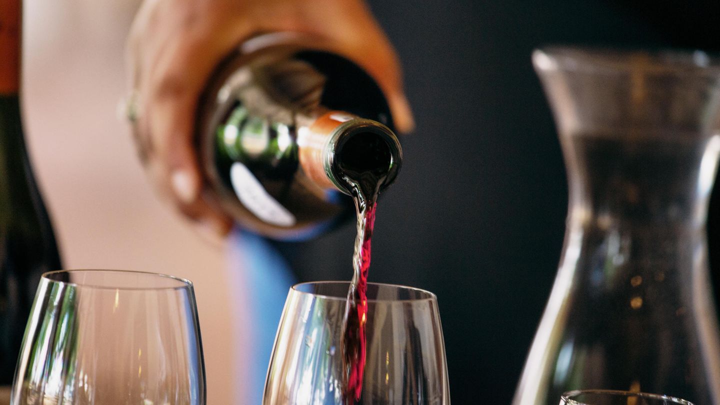 Rotwein wird in ein Glas gegossen