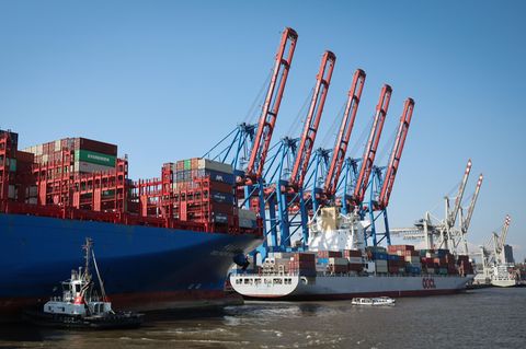 Deutsche Unternehmen: Containerschiffe liegen am Terminal Tollerort der Hamburger Hafen und Logistik AG