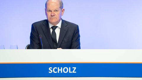 Olaf Scholz mit grimmigem Blick beim CDU-Wirtschaftsrat. Sein Image gibt ihm auch wenig Grund zur Freude