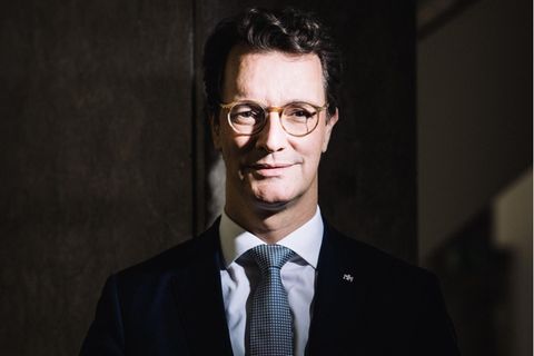 Hendrik Wüst im Anzug