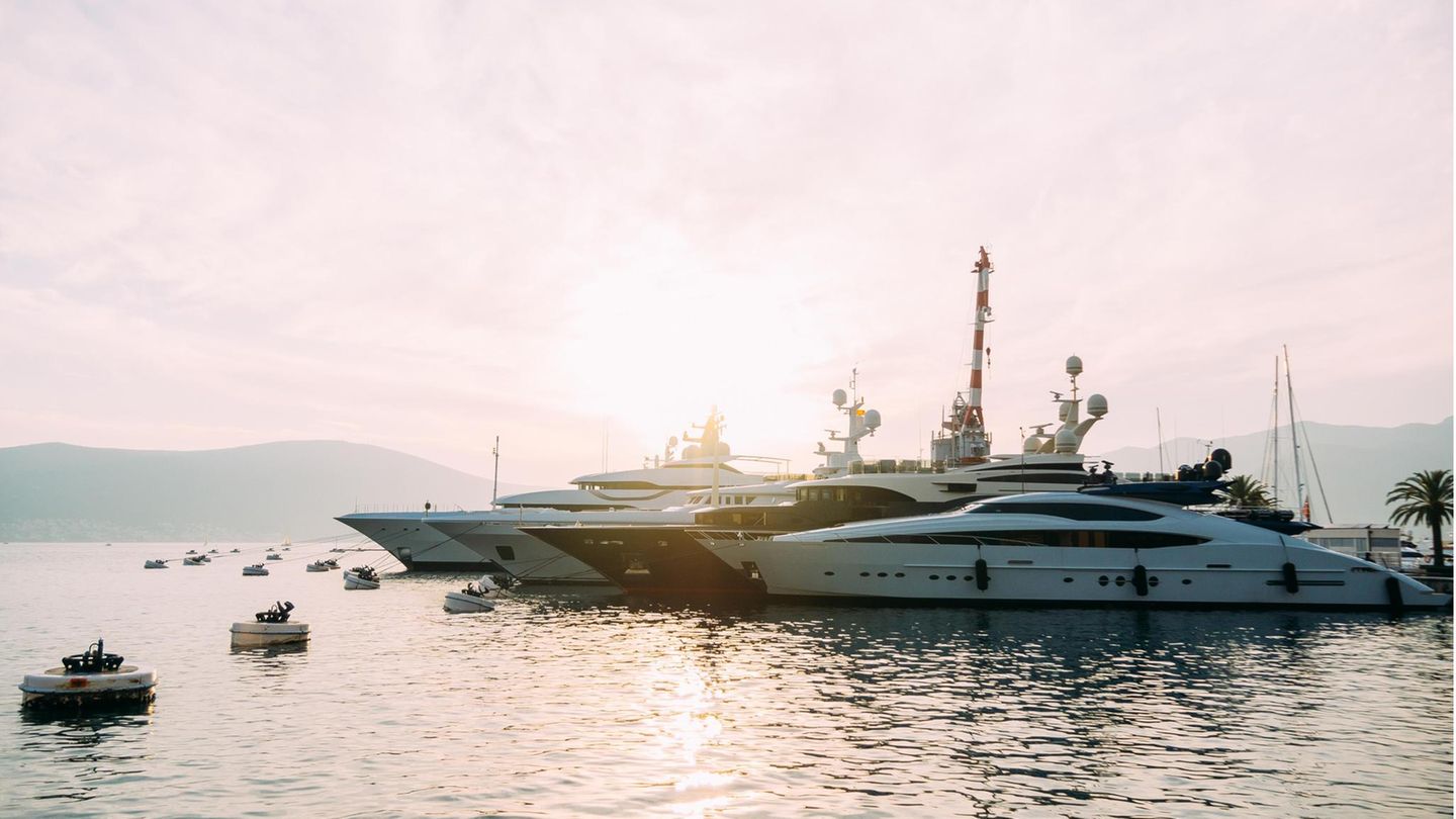 Superyachten im Gegenlicht im Hafen