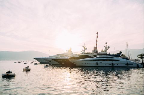 Superyachten im Gegenlicht im Hafen