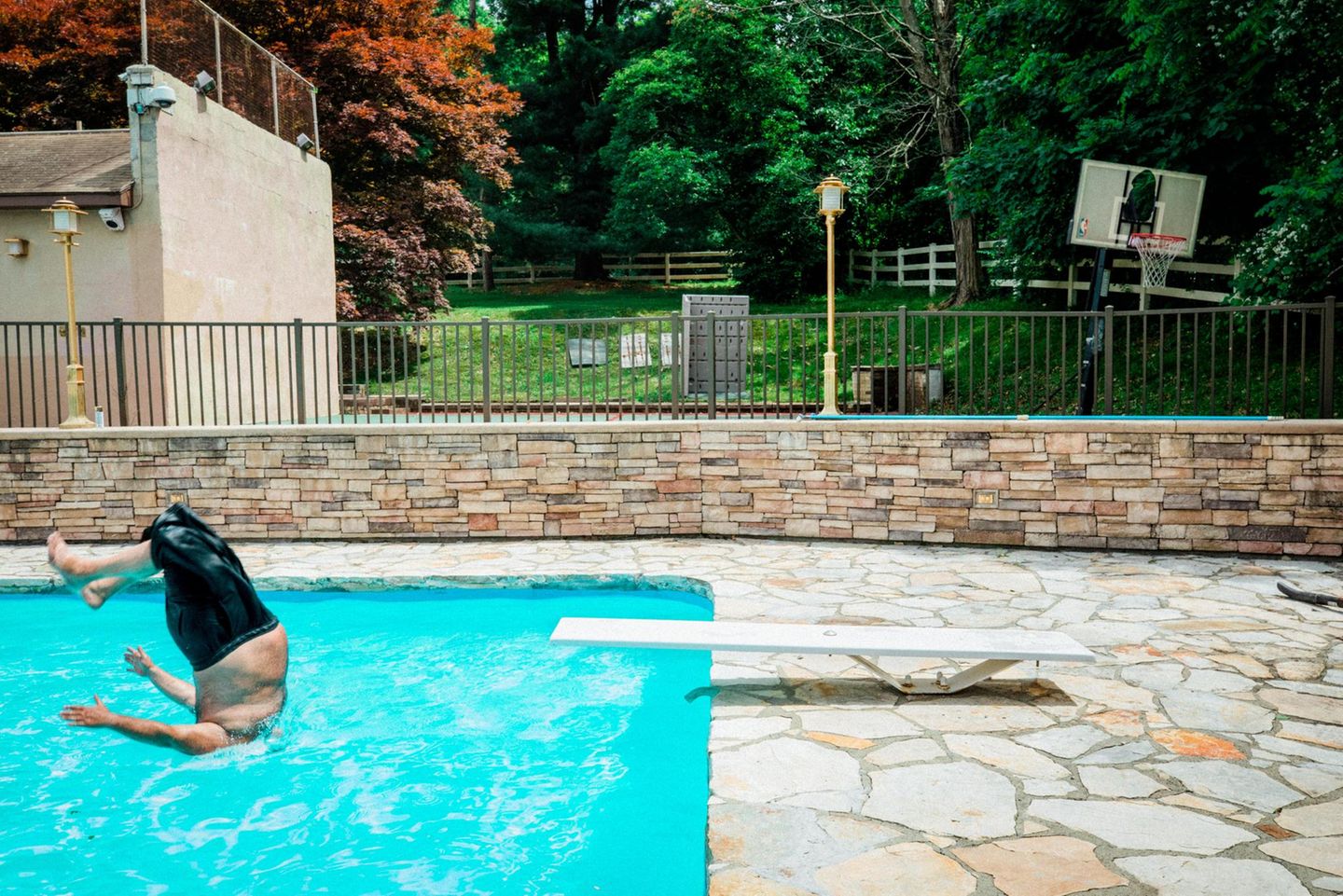 Chris Colombo springt in seinen Pool