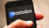 Der bekannteste Twitter-Konkurrent dürfte aktuell wohl Mastodon sein. Ähnlich wie Bluesky setzt die Plattform auf einen dezentralen Ansatz, und war hierfür auch der Vorläufer. Angemeldete Nutzer können Kurznachrichten, ähnlich wie  beim Messenger-Dienst Telegram, verbreiten. Diese werden „Toots“ genannt und dürfen maximal 500 Zeichen enthalten. Die Toots können anschließend kommentiert, geteilt und favorisiert werden. Mastodon erreichte infolge der Twitter-Übernahme ein rasantes Nutzerwachstum. Innerhalb eines Jahres verdoppelte die Plattform ihre Nutzerzahl von 5,03 Mio. auf 11,2 Mio. – wobei die Zahl der monatlichen Nutzer zuletzt wieder rückläufig war. Viele kritisieren beispielsweise, dass die Plattform aufgrund ihrer Dezentralität zu unübersichtlich sei.