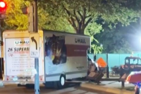 Lkw kracht in Sicherheitsabsperrung nahe Weißes Hauses – Video zeigt Vorfall