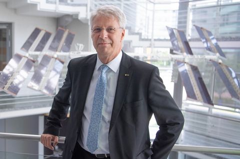 Astronaut Thomas Reiter im Foyer der ESA