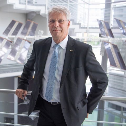 Astronaut Thomas Reiter im Foyer der ESA