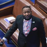 Kapitolpolizist Michael Byrd. Der Angehörige der Sicherheitskräfte des US-Parlaments hatte während der Attacke von Trump-Anhängern im Januar 2021 bei der Evakuierung des Kongresses geholfen. Nur wenige Minuten später erschoss Byrd die Angreiferin Ashli Babbitt, als diese gewaltsam in die Speaker's Lobby vordringen wollte, wohin sich Abgeordnete und SenatorInnen geflüchtet hatten. Als Trump vor zwei Wochen bei einer Bürgerbefragung des Senders CNN auftrat, stellte er Babbit als Märtyrerin dar und  bezeichnete Byrd als "Schläger, der keinen Grund hatte, sie zu erschießen".