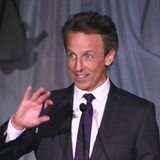 Schauspieler und Comedian Seth Meyers. Der TV-Star spottet regelmäßig in seiner NBC-Show "Late Night with Seth Meyers" über Trump. Meyers, der seine Karriere als Autor und Ensemble-Mitglied bei der Kultsatiresendung "Saturday Night Live" begann, hat eine lange Vergangenheit mit Trump: Schon beim White House Correspondent's Dinner im Jahr 2011 teilte er – zusammen mit dem damaligen Präsidenten Barack Obama – in seinen Stand-up-Sprüchen kräftig gegen Trump aus, der seinerzeit mit versteinerter Miene im Publikum saß. Seither gab es immer wieder Spekulationen, dass nicht zuletzt die heftige Häme, die Trump an jenem Abend über sich ergehen lassen musste, ihn schließlich motiviert hätte, später seine Präsidentschaftskandidatur voranzutreiben.