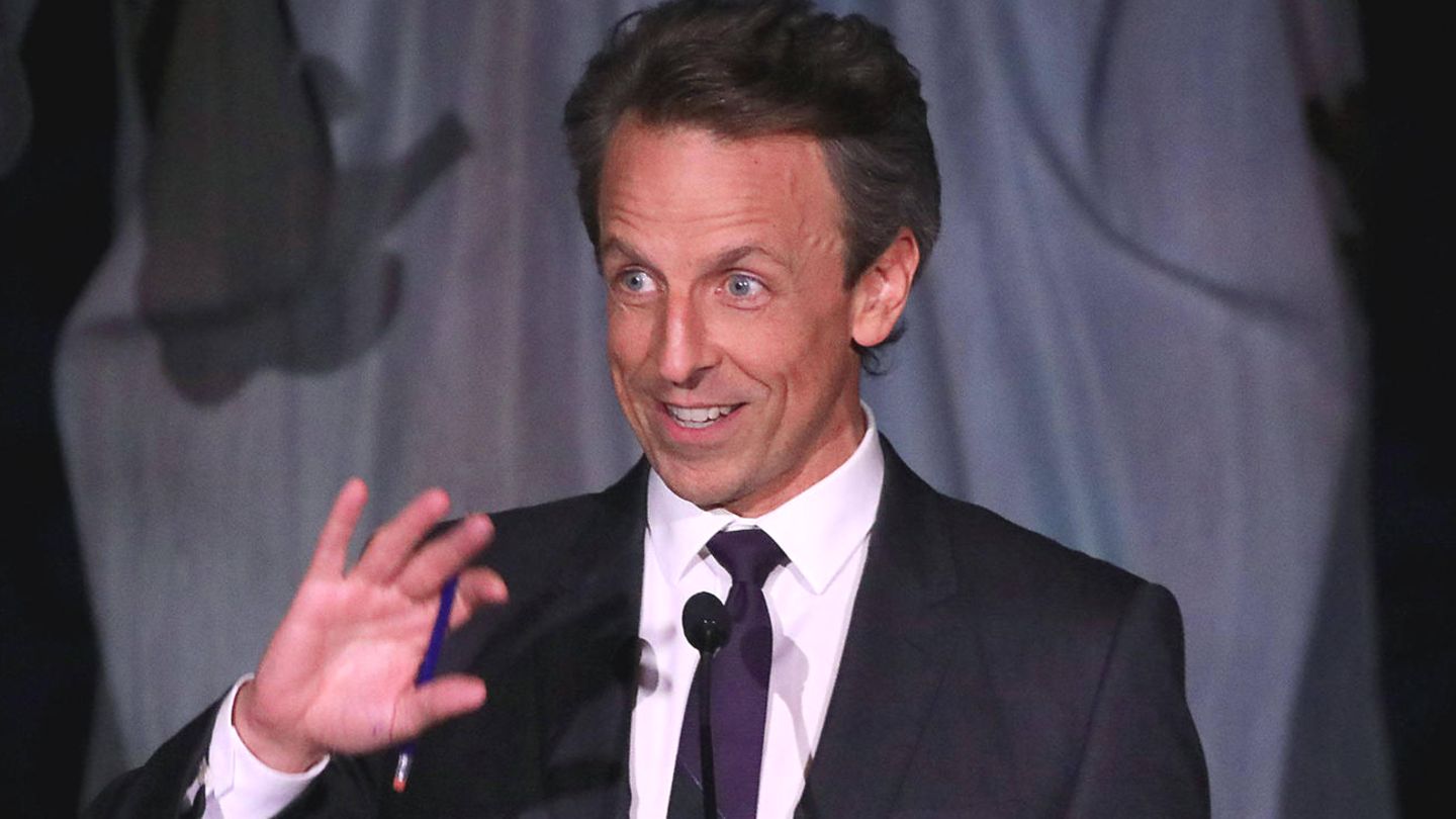 Schauspieler und Comedian Seth Meyers. Der TV-Star spottet regelmäßig in seiner NBC-Show "Late Night with Seth Meyers" über Trump. Meyers, der seine Karriere als Autor und Ensemble-Mitglied bei der Kultsatiresendung "Saturday Night Live" begann, hat eine lange Vergangenheit mit Trump: Schon beim White House Correspondent's Dinner im Jahr 2011 teilte er – zusammen mit dem damaligen Präsidenten Barack Obama – in seinen Stand-up-Sprüchen kräftig gegen Trump aus, der seinerzeit mit versteinerter Miene im Publikum saß. Seither gab es immer wieder Spekulationen, dass nicht zuletzt die heftige Häme, die Trump an jenem Abend über sich ergehen lassen musste, ihn schließlich motiviert hätte, später seine Präsidentschaftskandidatur voranzutreiben.