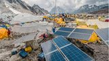 Zelte und Solarzellen mit Gletschern und Gebirge