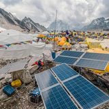 Zelte und Solarzellen mit Gletschern und Gebirge