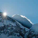 Hinter den Gipfeln kommt die Sonne hervor