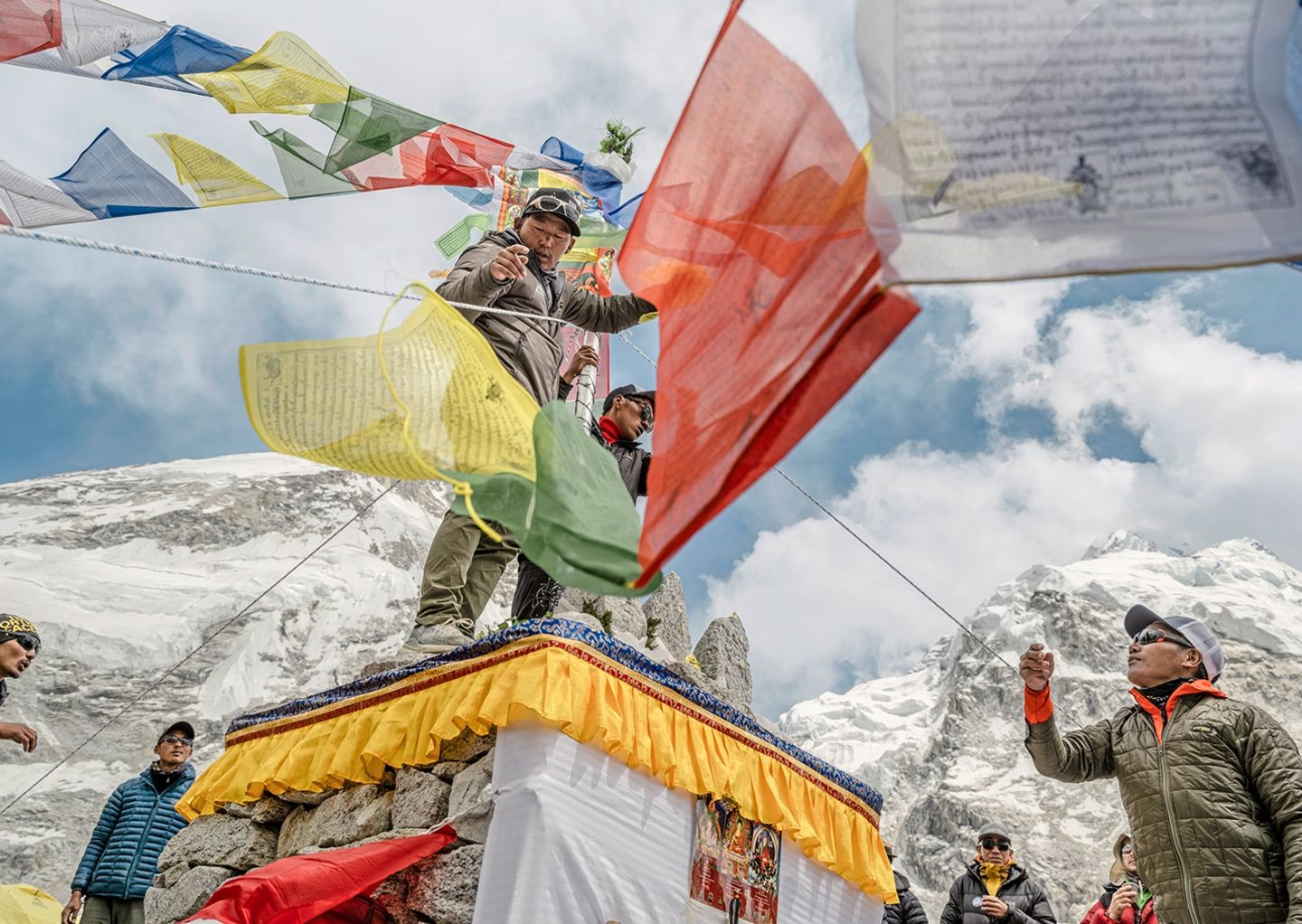 Bunte nepalesische Flaggen sind gespannt und im Hintergrund sind die Berge
