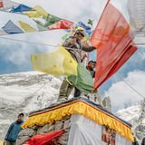 Bunte nepalesische Flaggen sind gespannt und im Hintergrund sind die Berge