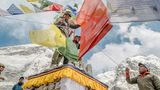 Bunte nepalesische Flaggen sind gespannt und im Hintergrund sind die Berge