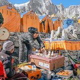 Ein Altar in den Bergen vor dem Männer zusammensitzen