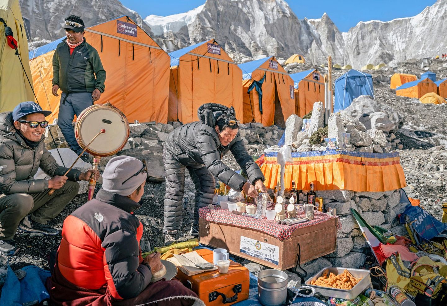 Ein Altar in den Bergen vor dem Männer zusammensitzen
