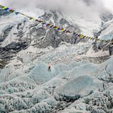 Im Gletscher klettert eine Person