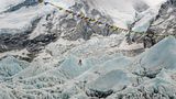 Im Gletscher klettert eine Person