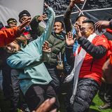 Menschen tanzen in einem Zelt