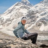 Nach dem Abitur machte Swinde Wiederhold, 1988 geboren in Essen, eine Ausbildung zur Polizistin. 2010 brach sie in Argentinien zu einer dreijährigen Radreise auf, im Anschluss studierte sie Fotografie in Hannover. Heute lebt Wiederhold in der Schweiz.