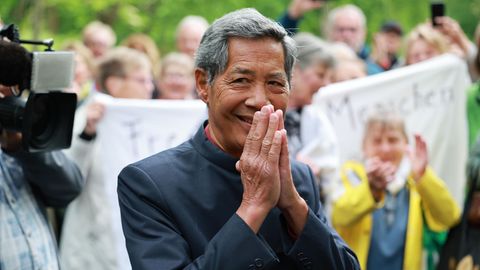 Sucharit Bhakdi geht vor Beginn seines Prozesses wegen Volksverhetzung durch eine Gruppe von wartenden Menschen