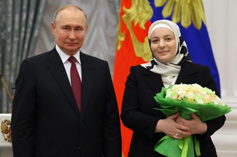 Wladimir Putin zeichnete die Ehefrau von Ransam Kadyrow mit dem Titel "Mutter-Heldin" aus