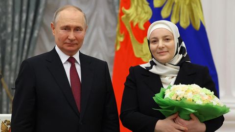 Wladimir Putin zeichnete die Ehefrau von Ransam Kadyrow mit dem Titel "Mutter-Heldin" aus