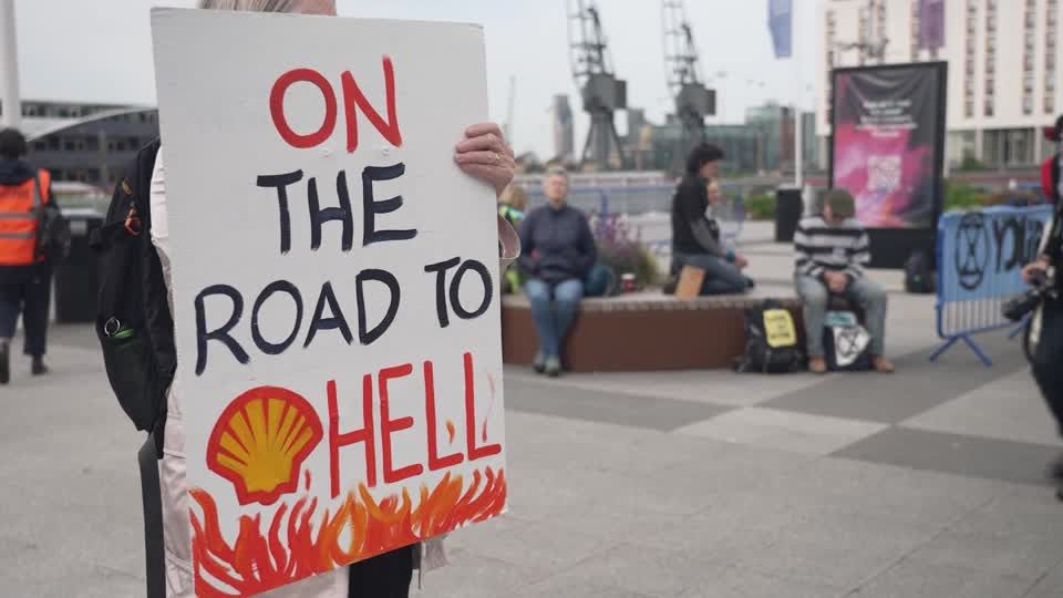 Video: Klima-Aktivisten attackieren Shell-Hauptversammlung