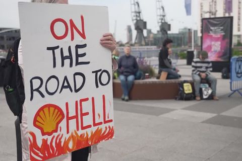 Video: Klima-Aktivisten attackieren Shell-Hauptversammlung