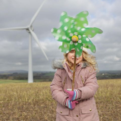 Windenergie: Ein Kind hält ein grünes Windrad