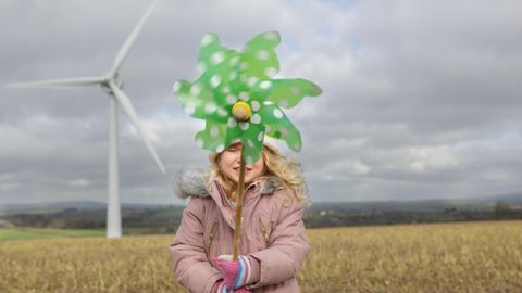 Windenergie: Ein Kind hält ein grünes Windrad