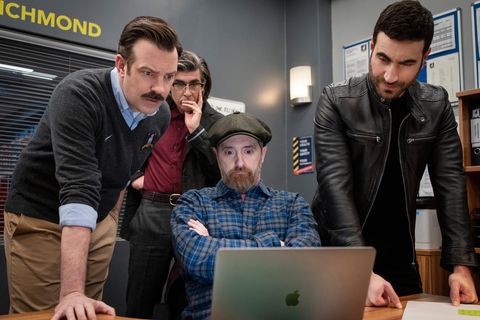Jason Sudeikis (links) spielt Ted Lasso, einen Fußballtrainer, der einer englischen Mannschaft zu neuem Ruhm verhilft