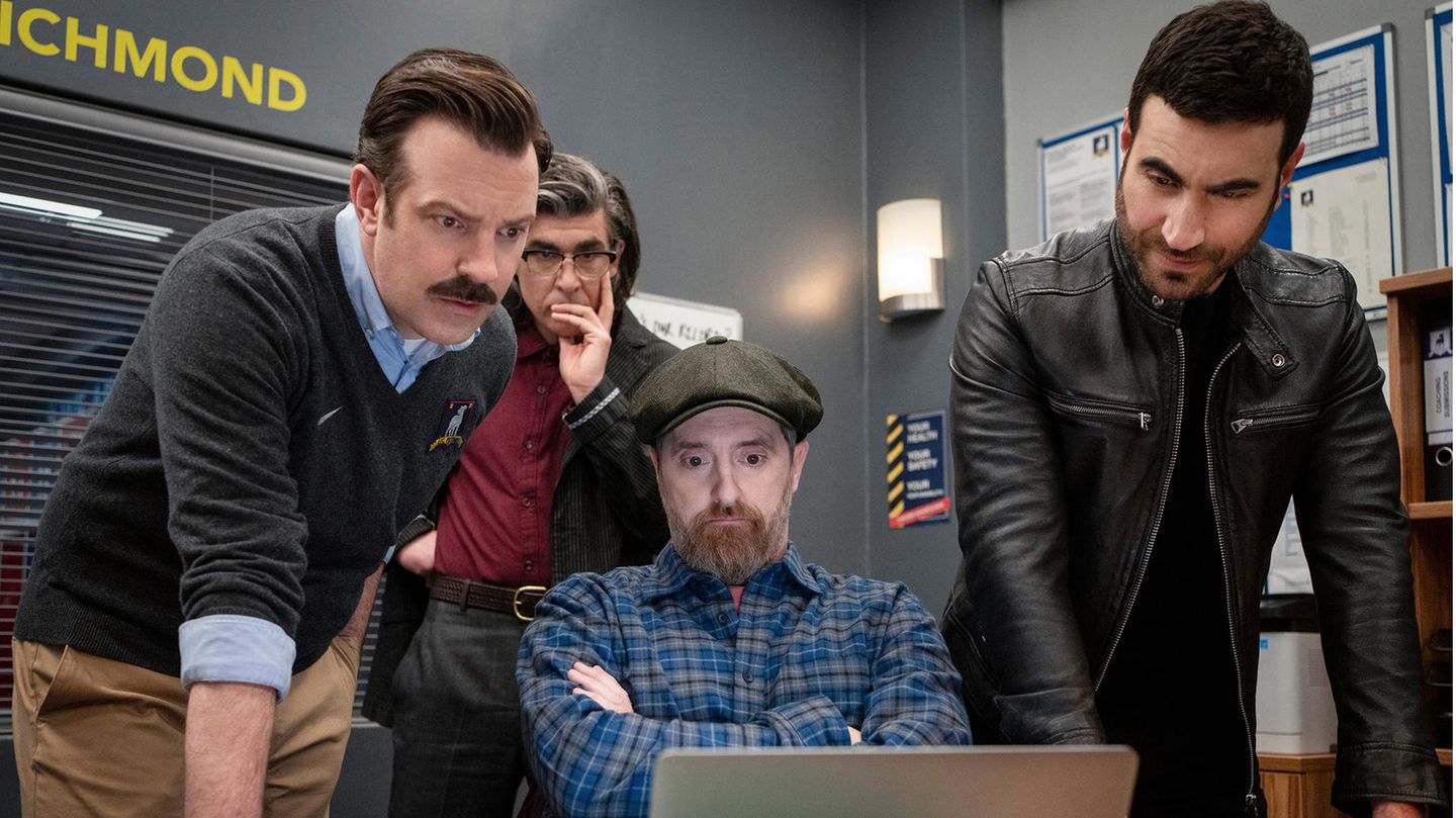 Jason Sudeikis (links) spielt Ted Lasso, einen Fußballtrainer, der einer englischen Mannschaft zu neuem Ruhm verhilft