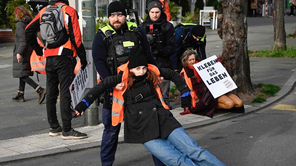 Letzte Generation: Bundesweite Razzia Gegen Klimaaktivisten | STERN.de