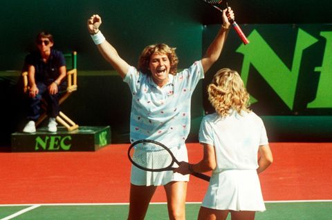Claudia Kohde-Kilsch reißt jubelnd die Arme hoch. Mit ihrer Doppelpartnerin Steffi Graf gewinnt die Saarbrücker Doppel-Spezialistin 1987 in Vancouver den Federation-Cup
