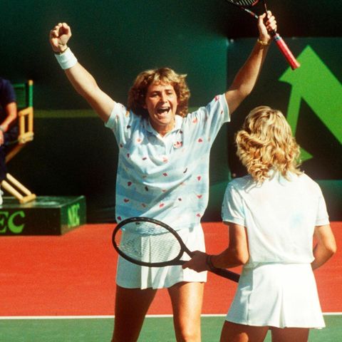 Claudia Kohde-Kilsch reißt jubelnd die Arme hoch. Mit ihrer Doppelpartnerin Steffi Graf gewinnt die Saarbrücker Doppel-Spezialistin 1987 in Vancouver den Federation-Cup